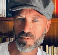 La búsqueda define a la poesía, según el argentino Cavallaro